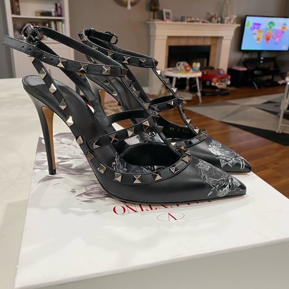 ***SOLD*** Valentino Rockstud - Picture 1 of 4